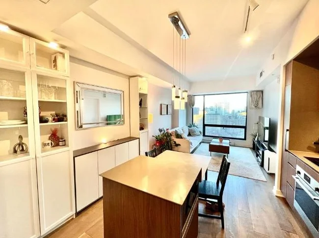 Condo 1 chambre entièrement meublé – Tour des Canadiens (1 990 $/mois)