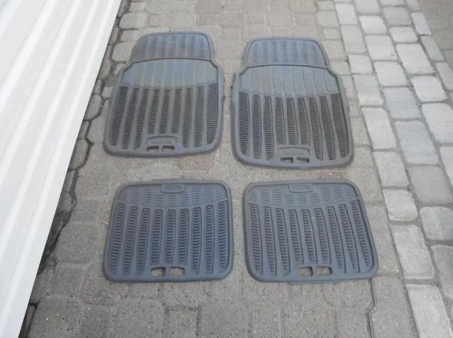 1-ENSEMBLE DE 4 TAPIS EN CAOUTCHOUC BLEU,RUBBERMAID,POUR AUTOMOBILES.