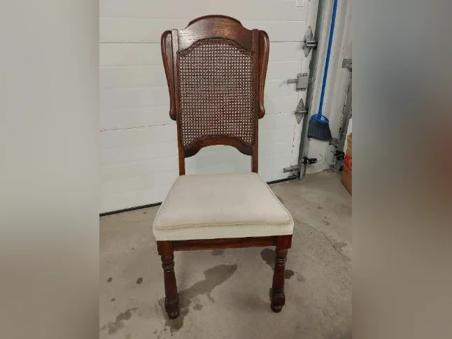 Chaise en bois a dossier haut