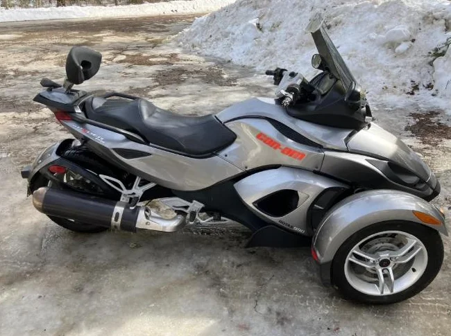 CAN am Spyder 2011 thumbnail 2