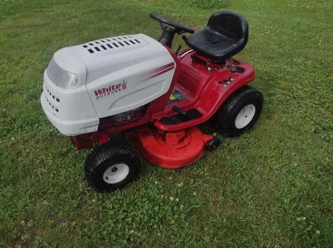 Tracteur a gazon WHITE OUTDOOR 15.5 hp 38'' de coupe en bonne condition thumbnail 2