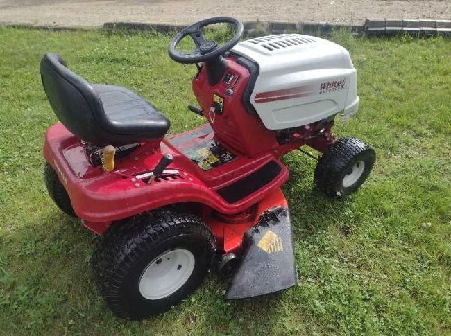 Tracteur a gazon WHITE OUTDOOR 15.5 hp 38'' de coupe en bonne condition thumbnail 4