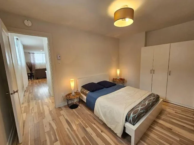 Magnifique 3 1/2 rénové, meublé + cour clôturée @ 1 325 $/mois thumbnail 3