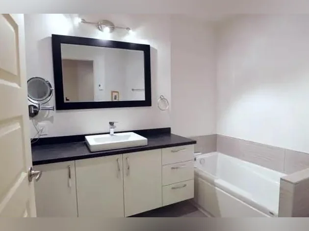 luxueux logement 5 1/2, ascenseur privé thumbnail 8