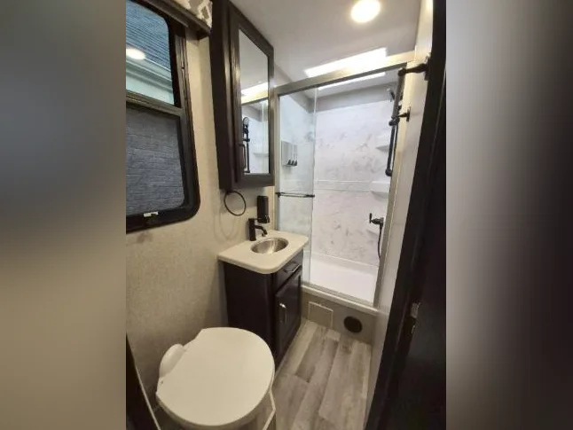 Motorisé Classe A Jayco Alante 27A 2021 – Look moderne & Clé en main thumbnail 6