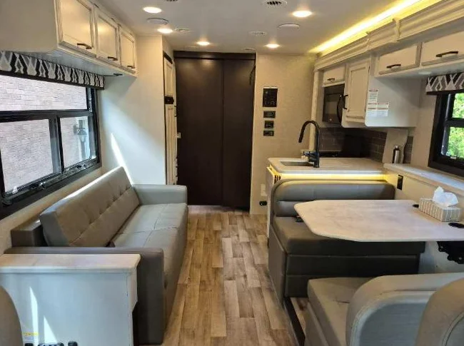 Motorisé Classe A Jayco Alante 27A 2021 – Look moderne & Clé en main thumbnail 5
