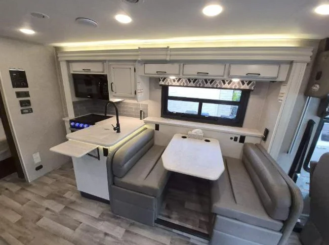 Motorisé Classe A Jayco Alante 27A 2021 – Look moderne & Clé en main thumbnail 3