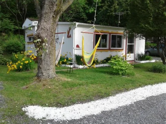 ROULOTTE À VENDRE AU PIED DE LA MONTAGNE ROUGEMONT
