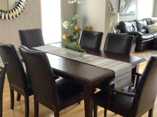 Mobilier de salle à dîner en merisier Canadel