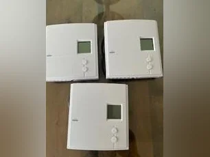 2 Thermostats électriques Aube de Honeywell état neuf surplus de rénovation.