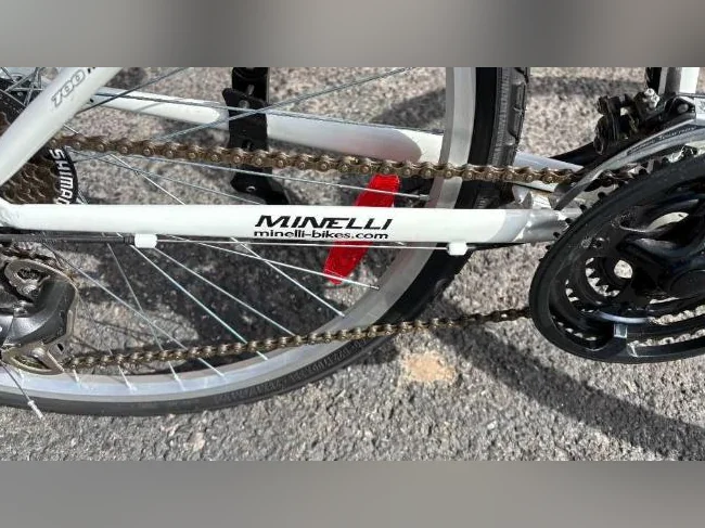 VÉLO MINELLI BLANC 21 VITESSES - COMME NEUF thumbnail 3