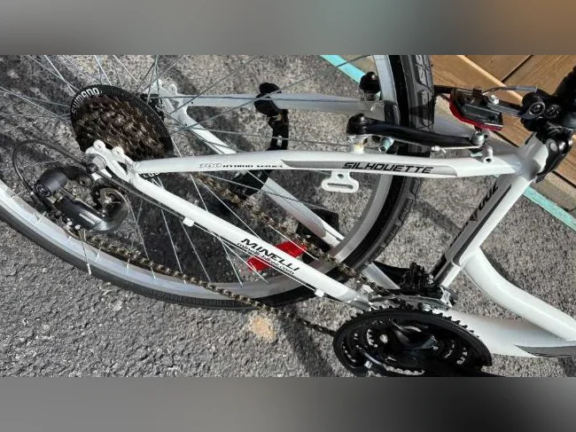 VÉLO MINELLI BLANC 21 VITESSES - COMME NEUF thumbnail 4