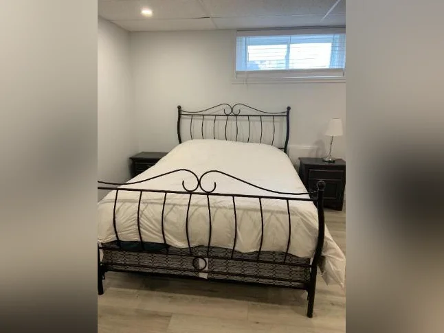 1 grande chambre disponible dans un 4 et demi entièrement rénové lumineux - sous-sol avec possibilité de télétravail
