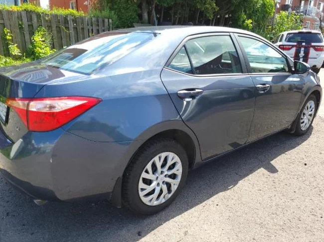 2017 toyota corolla le thumbnail 5