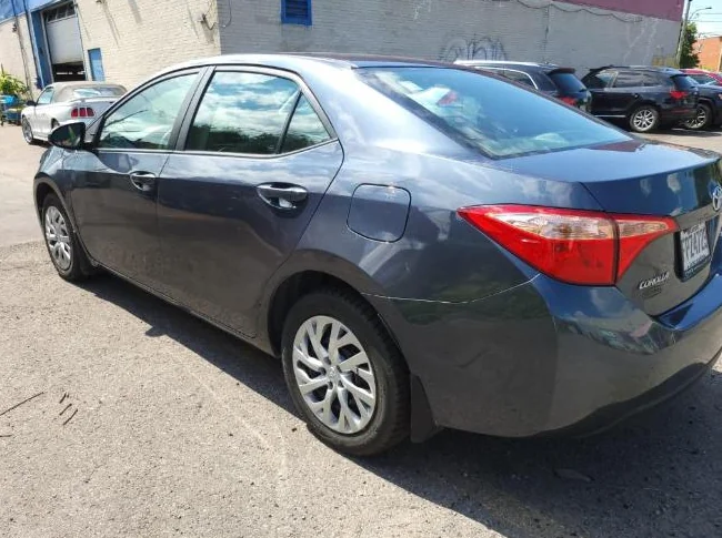 2017 toyota corolla le thumbnail 6