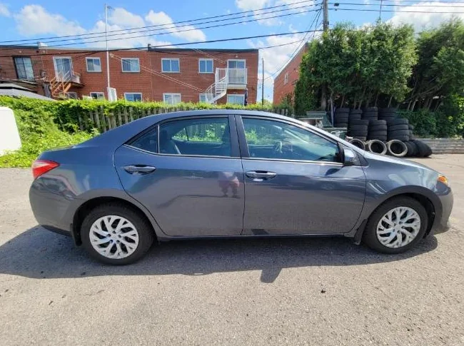 2017 toyota corolla le thumbnail 2