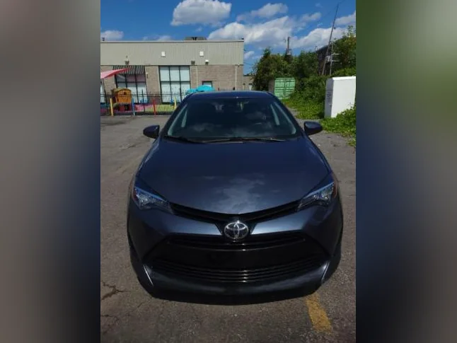 2017 toyota corolla le thumbnail 7
