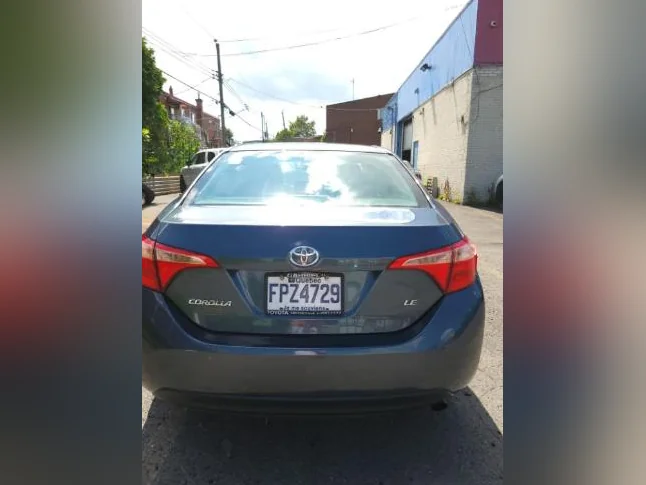 2017 toyota corolla le thumbnail 3