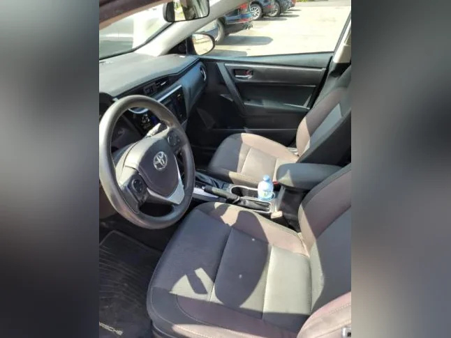 2017 toyota corolla le thumbnail 8