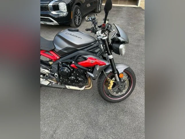 Triumph Street Triple R thumbnail 8
