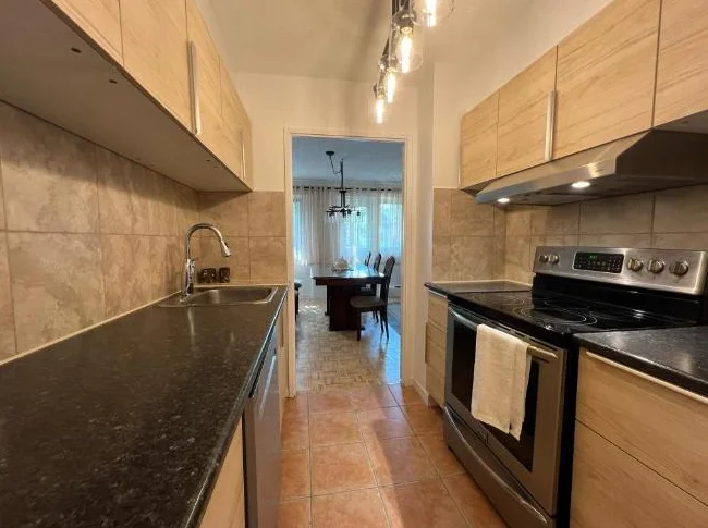 TOUT INCLUS, MEUBLÉ, Grand condo 3et1/2 830p.ca à louer, 1748$, St-Lambert thumbnail 8
