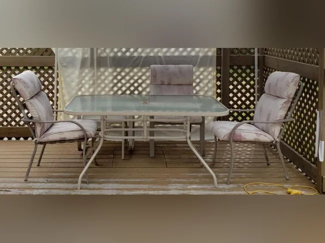 Table + 4 chaises.