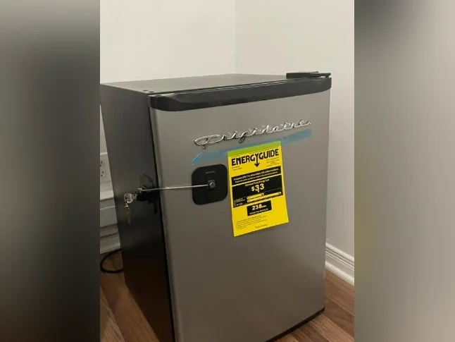 Mini-Frigo avec serrure à clé , congélateur compris thumbnail 2