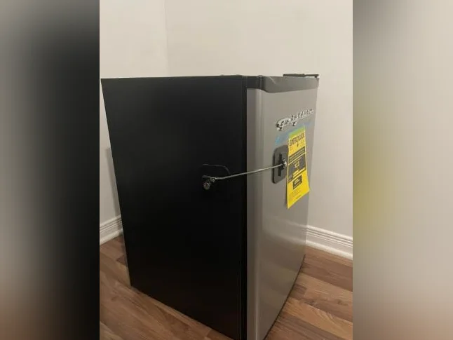 Mini-Frigo avec serrure à clé , congélateur compris thumbnail 3