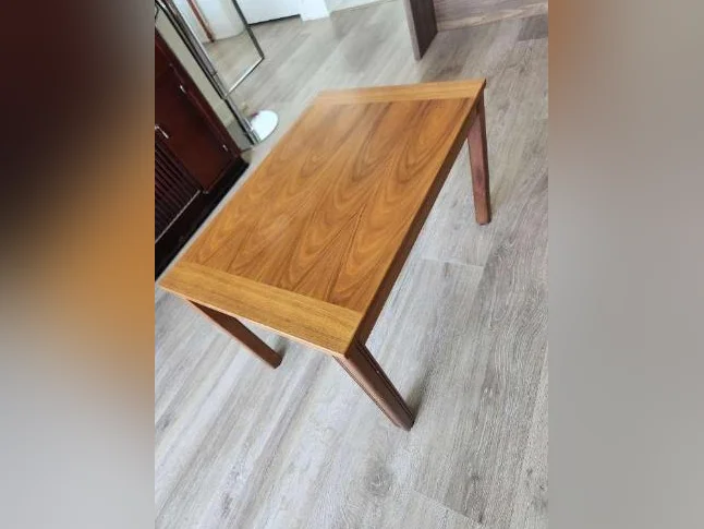 Superbe petite table de salon en Tek, en tres bon état, laisserait a 95$