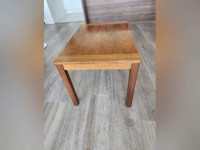 Superbe petite table de salon en Tek, en tres bon état, laisserait a 95$ thumbnail 2