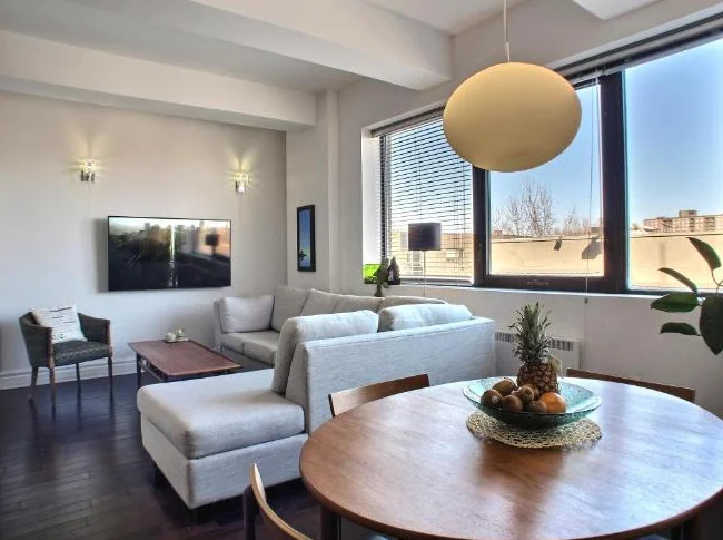 Magnifique condo 3 1/2 de 850 pi², très lumineux, plafonds de 11 pieds thumbnail 3