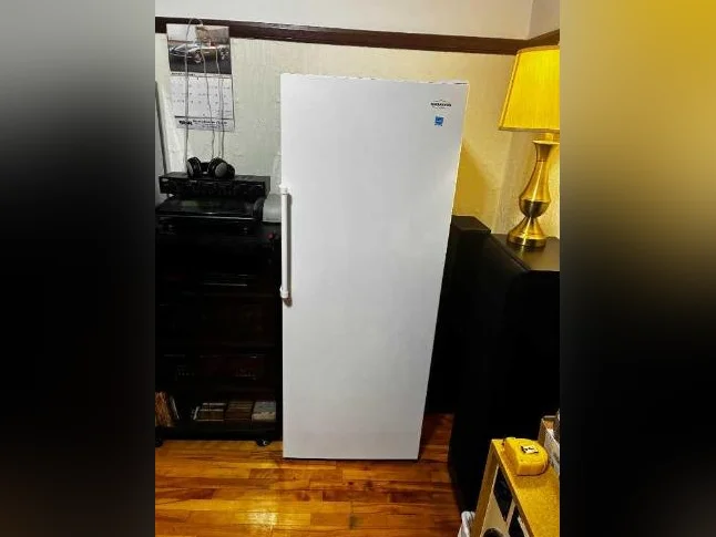 Year old Refrigerator and Freezer for sale. Réfrigérateur et Congélateur d'un an à vendre