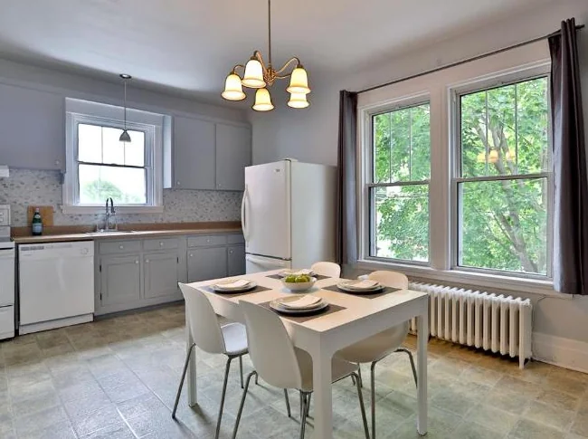 LOCATION AU MOIS (3 mois minimum) : Spacieux logement MEUBLÉ avec goût idéal pour personnes en transit. thumbnail 8