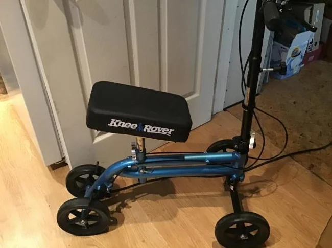 SCOOTER (DEAMBULATEUR) À GENOUILLÈRE POUR PERSONNE HANDICAPÉE