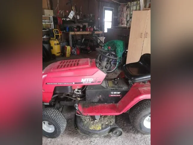 TRACTEUR A GAZON 13 FORCE  38 DE COUPE ARGENT COMPTANT SEULEMENT