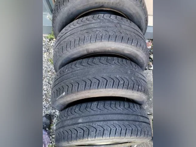 pneus pirelli de 215x65xr16 sur jante de 16 pouces inclus les a pour 75$ thumbnail 4