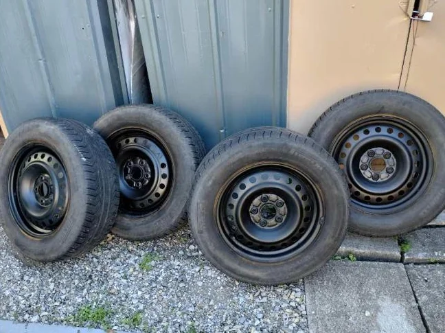pneus pirelli de 215x65xr16 sur jante de 16 pouces inclus les a pour 75$