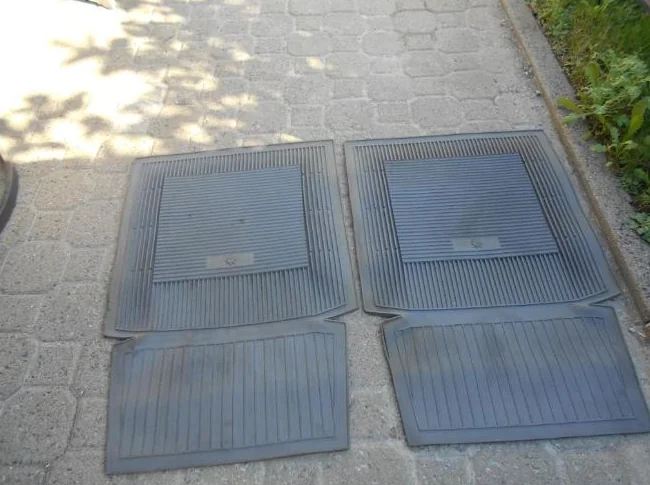1-ENSEMBLE DE 4 TAPIS EN CAOUTCHOUC GRIS,SAUVE-PANTALON,POUR AUTOMOBILES. thumbnail 2