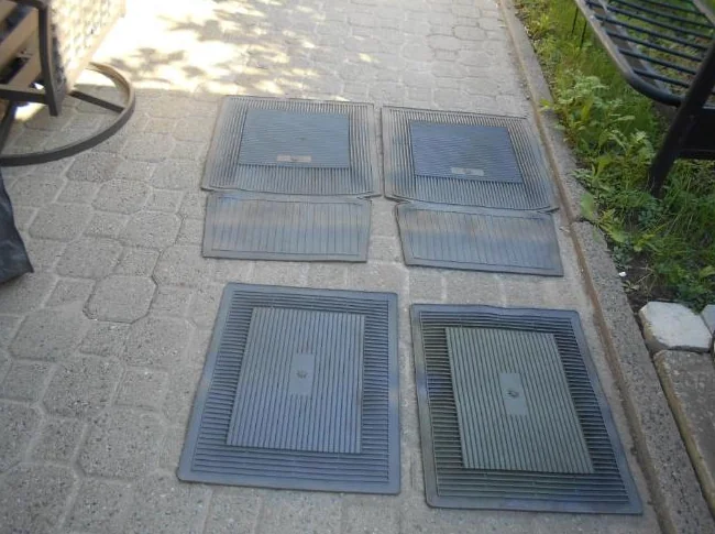 1-ENSEMBLE DE 4 TAPIS EN CAOUTCHOUC GRIS,SAUVE-PANTALON,POUR AUTOMOBILES.