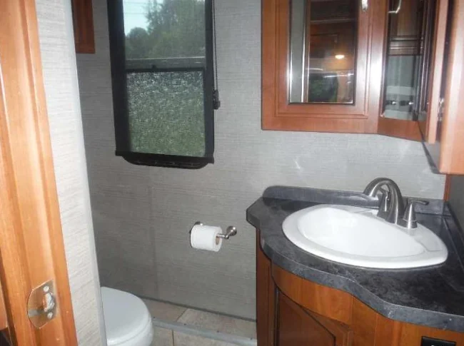 2015 Classe A Fleetwood Bounder 35K 36 pi. négociable vente rapide thumbnail 9