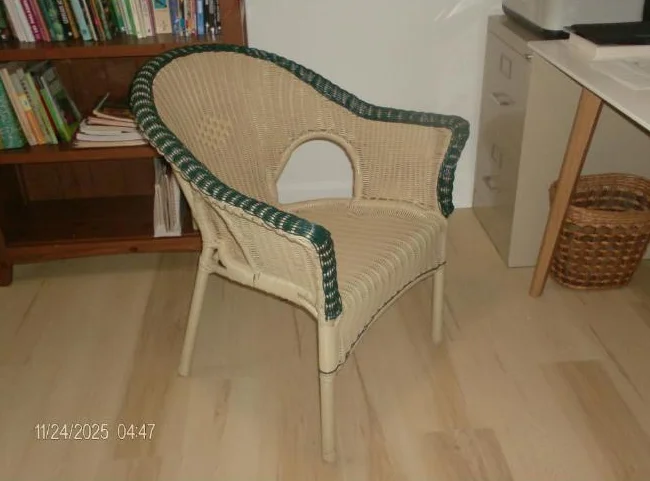 Chaise tressée en faux bambou thumbnail 2