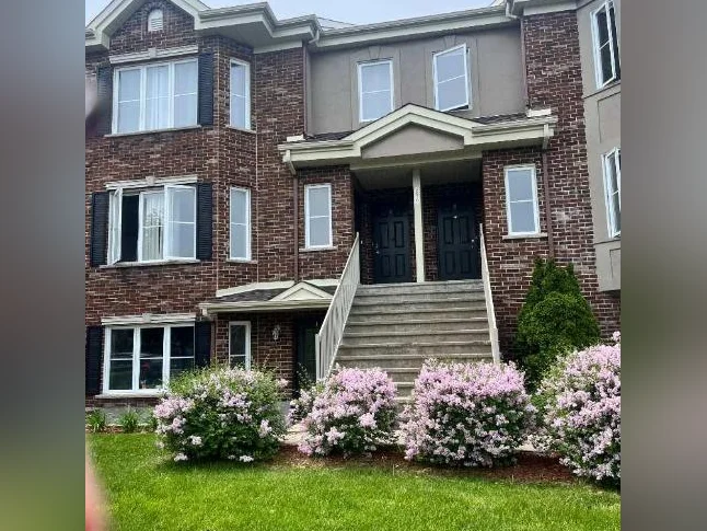 Condo 2 chambre et 1 garage +1 parking
